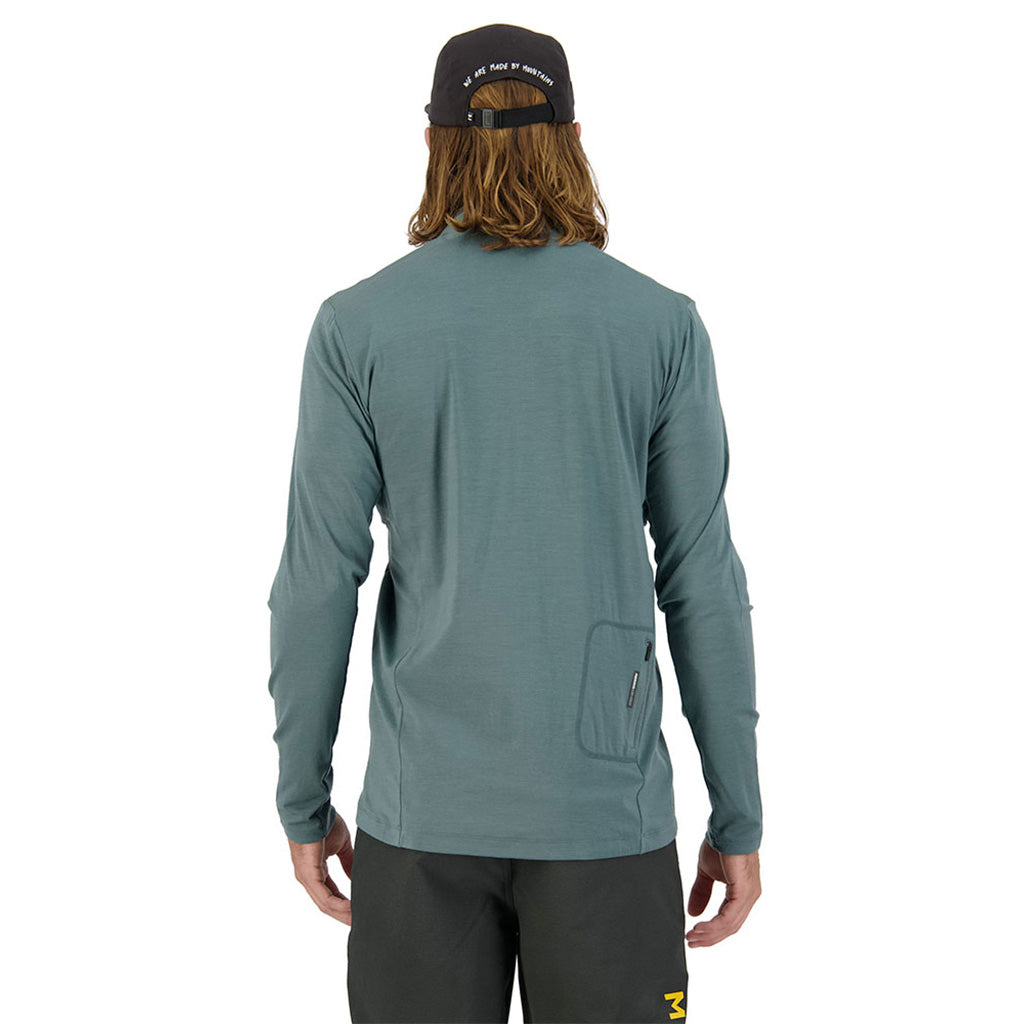 En Langærmet T-shirt, rødwood Wind Jersey i farven Burnt Sage set bagfra