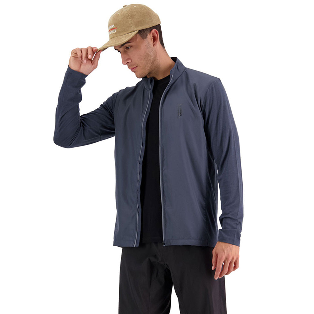 En T-Shirt, rødwood Wind Jersey i farven Midnight set fra venstre side