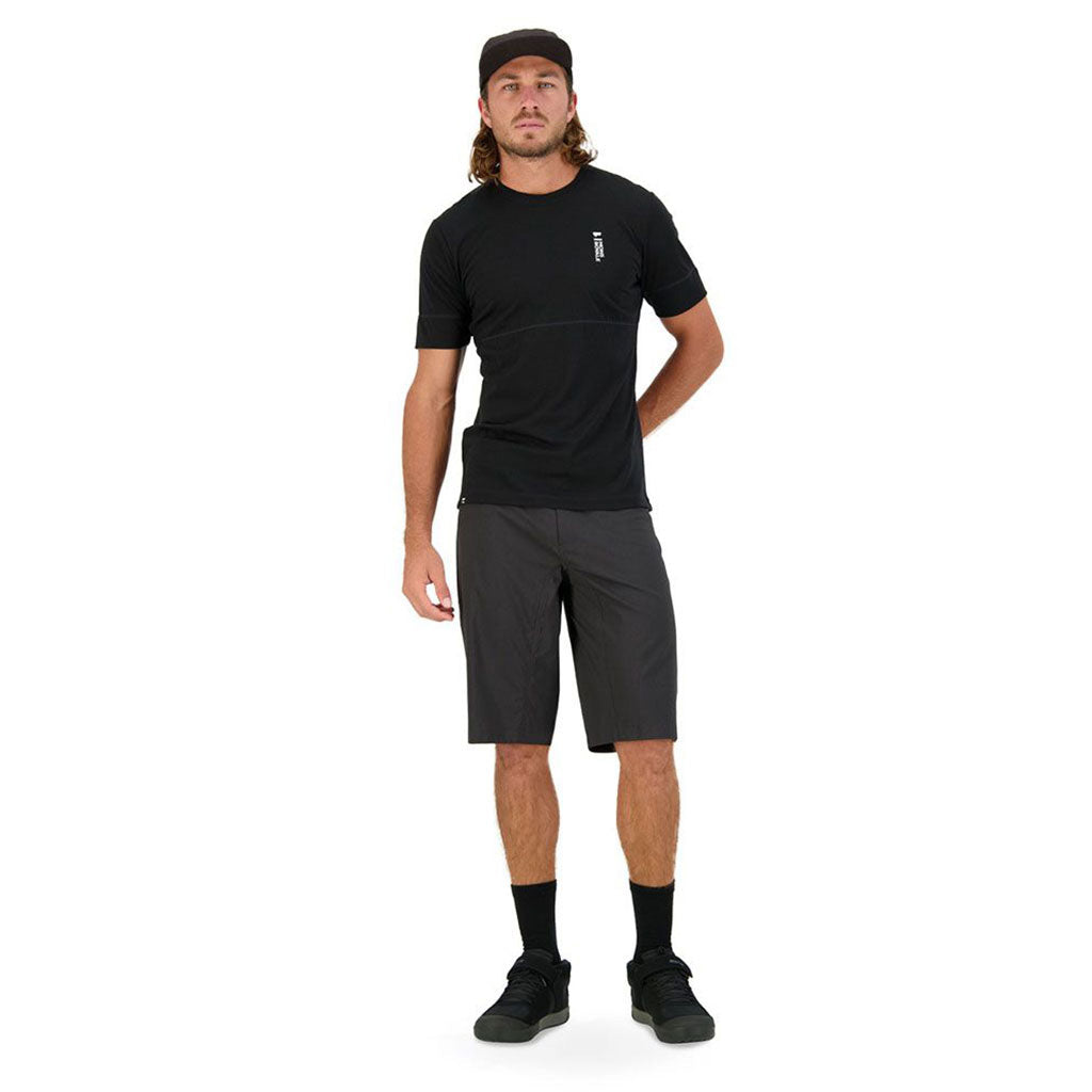 En T-Shirt, Cadence i farven sort set forfra