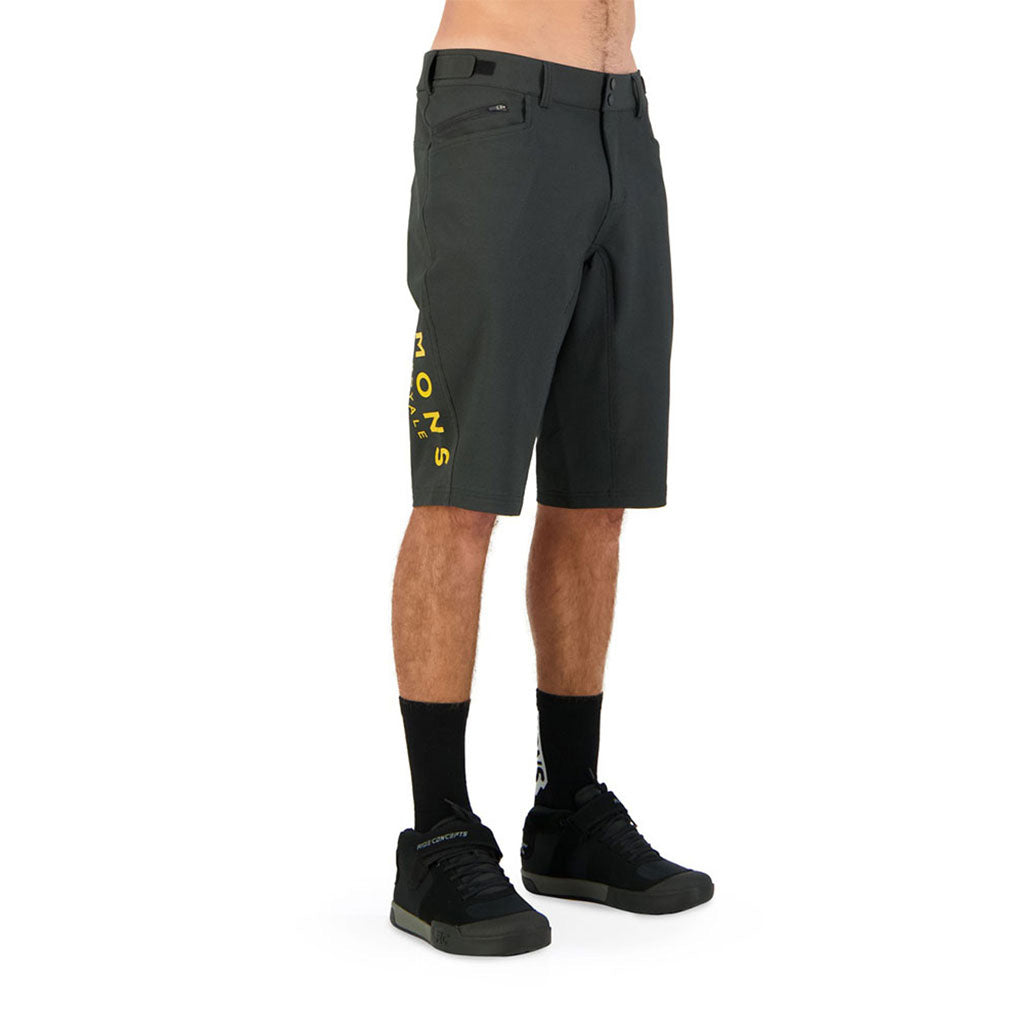 Momentum 2.0 Bike Shorts i farven sort / Gold skrå vinkel venstre side