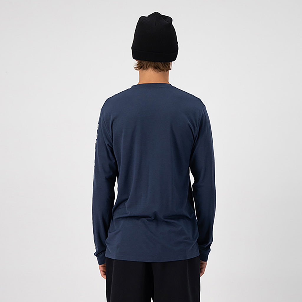 En T-Shirt, Icon LS i farven Midnight set bagfra