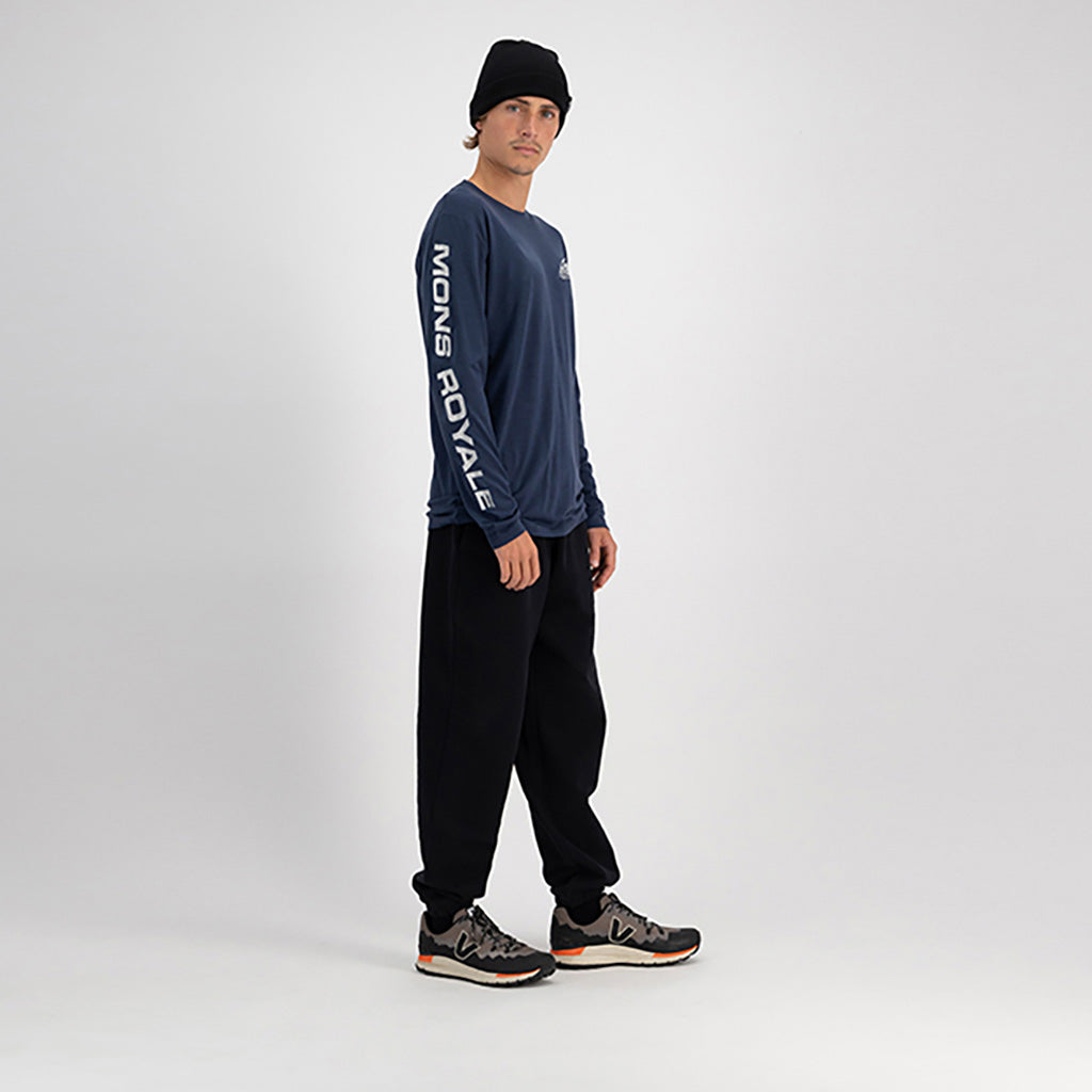 En T-Shirt, Icon LS i farven Midnight set fra en skrå vinkel