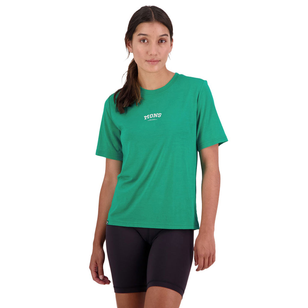 En Langærmet T-shirt, Icon Relaxed Tee i farven Pop grøn set forfra på afstand