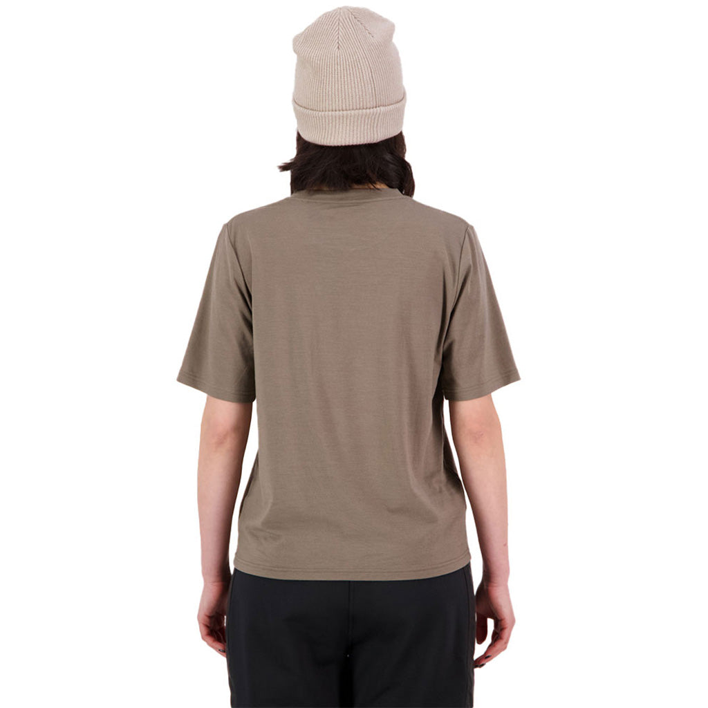 En T-Shirt, Icon Relaxed i farven Walnut set bagfra