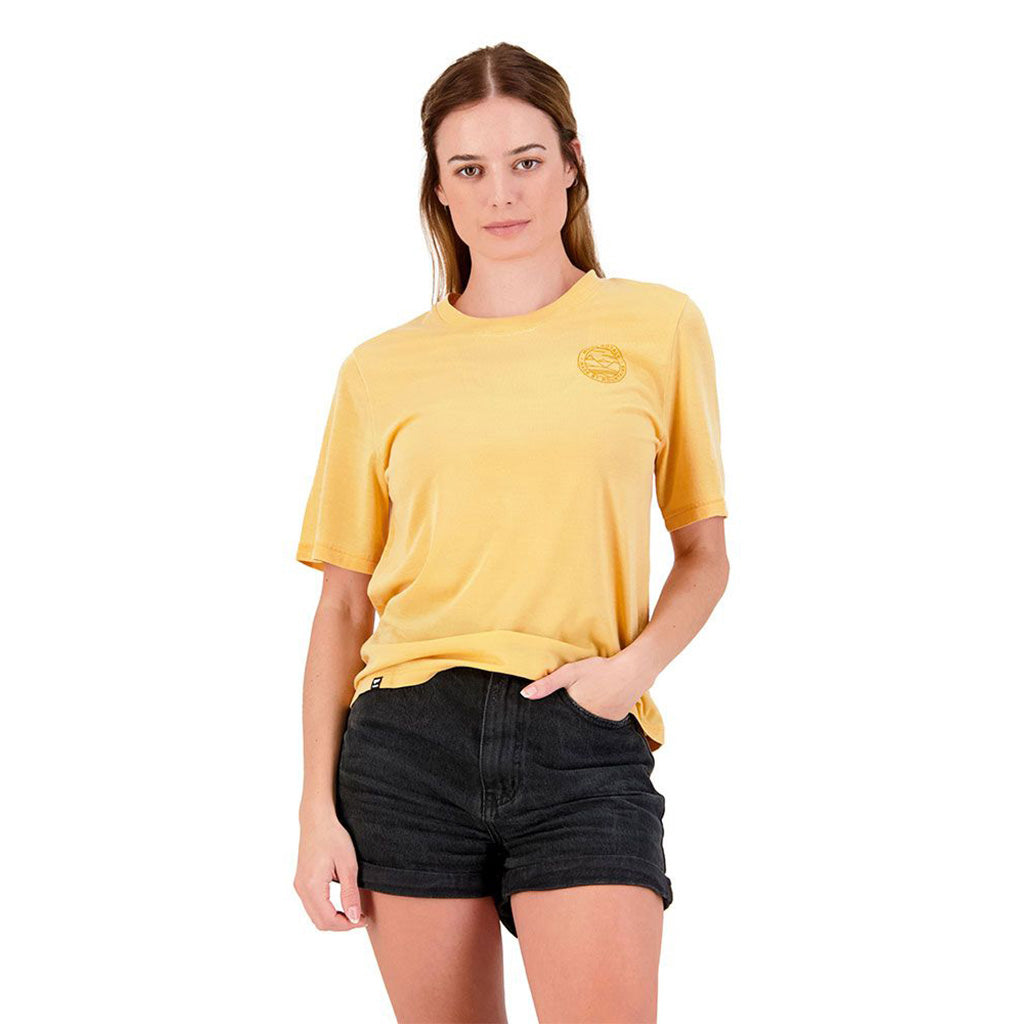 En T-Shirt, Icon Relaxed Garment i farven Dyed Washed Sunflower set forfra