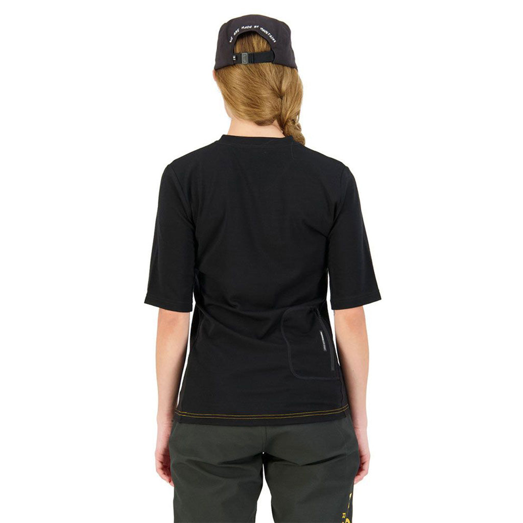 En T-Shirt, rødwood Enduro VT i farven sort / Gold set bagfra