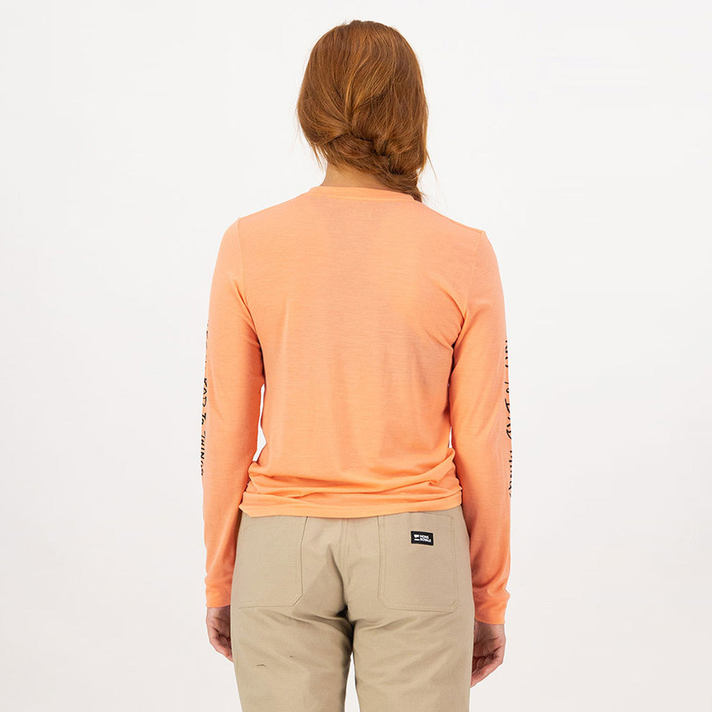 En T-Shirt, Icon Merino Long Sleeve i farven Punch set bagfra