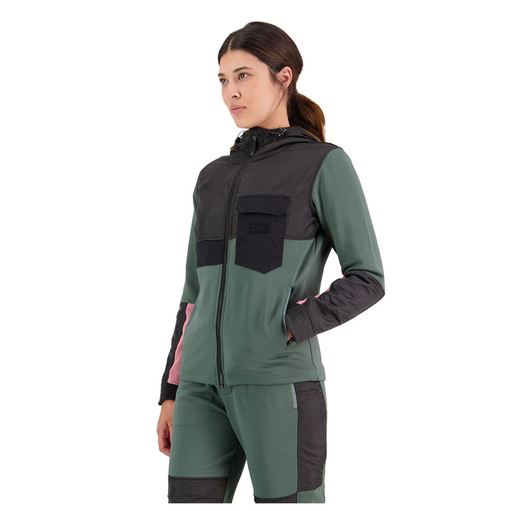 Decade Mid Hoody Midlayer i farven Burnt Sage / sort set fra en skrå vinkel