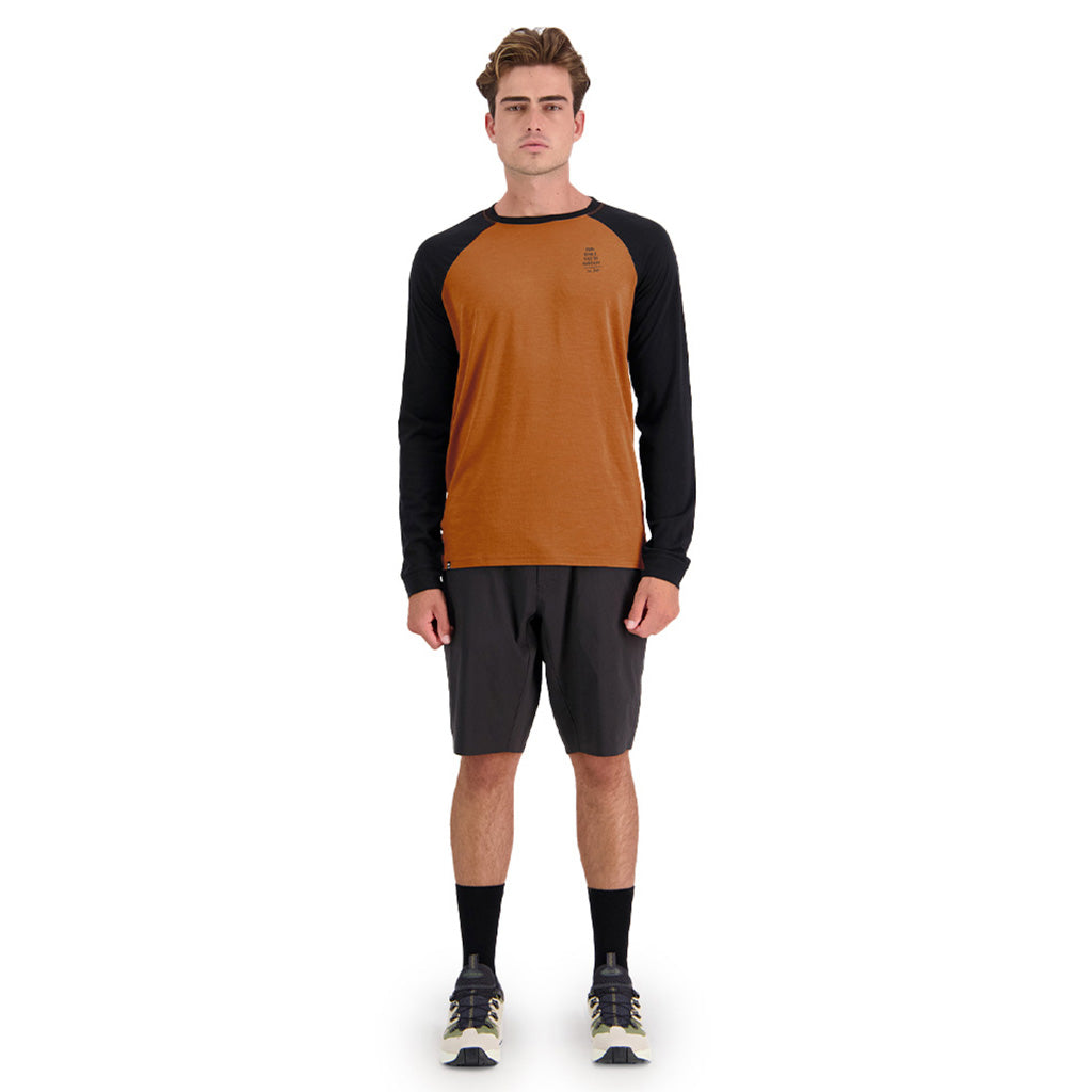 En T-Shirt, Icon Raglan i farven sort / Copper set forfra på afstand