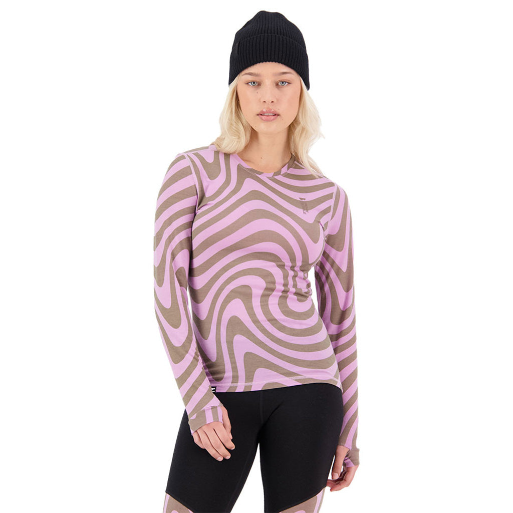 Skiundertøj, Cascade Merino Flex 200 LS i farven Blazing Trails set på kvinde på afstand