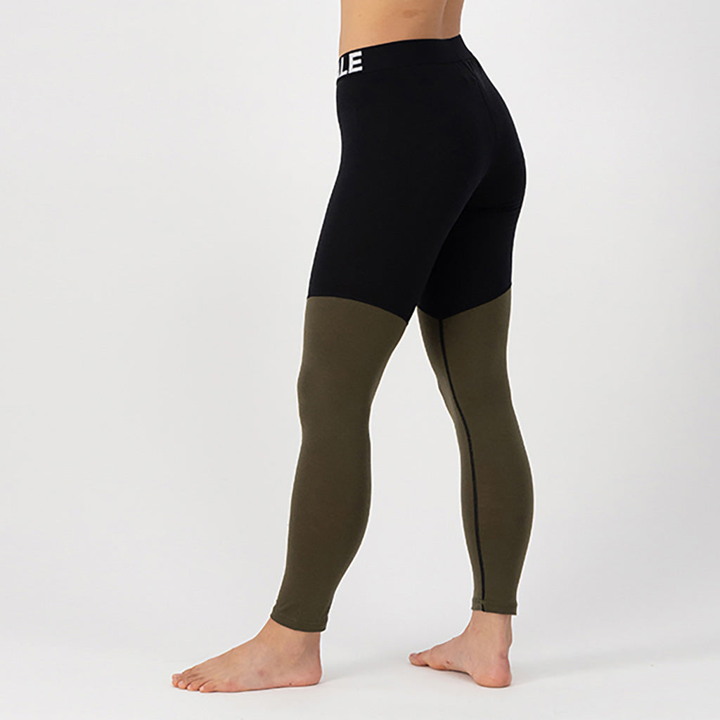 Skiundertøj, Cascade Merino Flex 200 i farven Dark Olive set fra en skrå vinkel