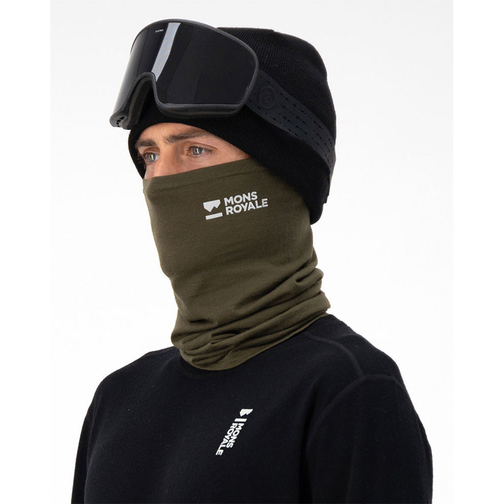 En Halsedisse, Daily Dose Merino Flex 200 i farven Dark Olive set fra venstre side