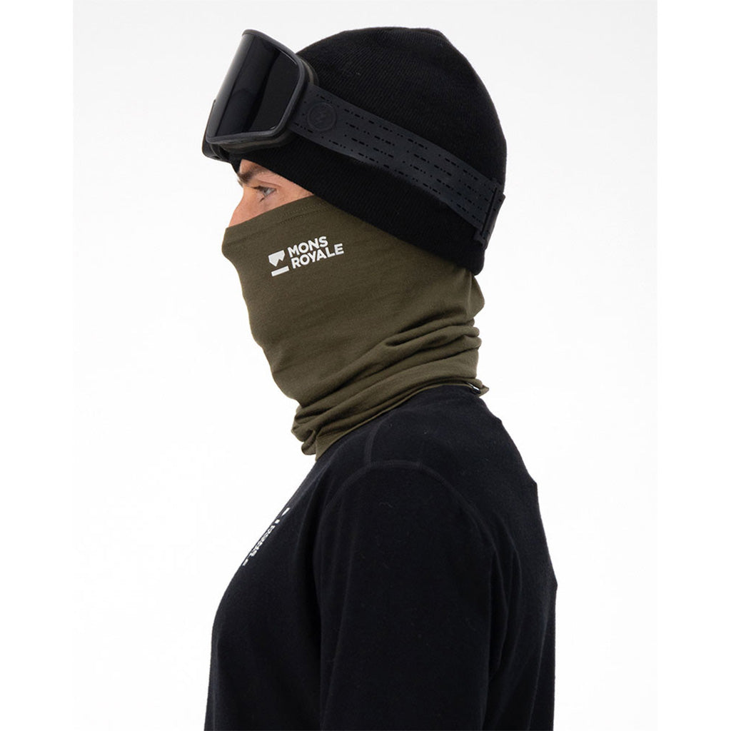 En Halsedisse, Daily Dose Merino Flex 200 i farven Dark Olive set fra venstre side