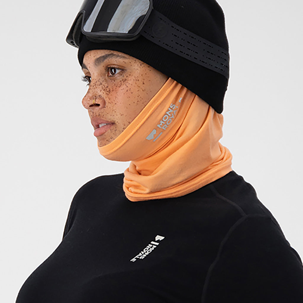 En Halsedisse, Daily Dose Merino Flex 200 i farven Punch set fra venstre side