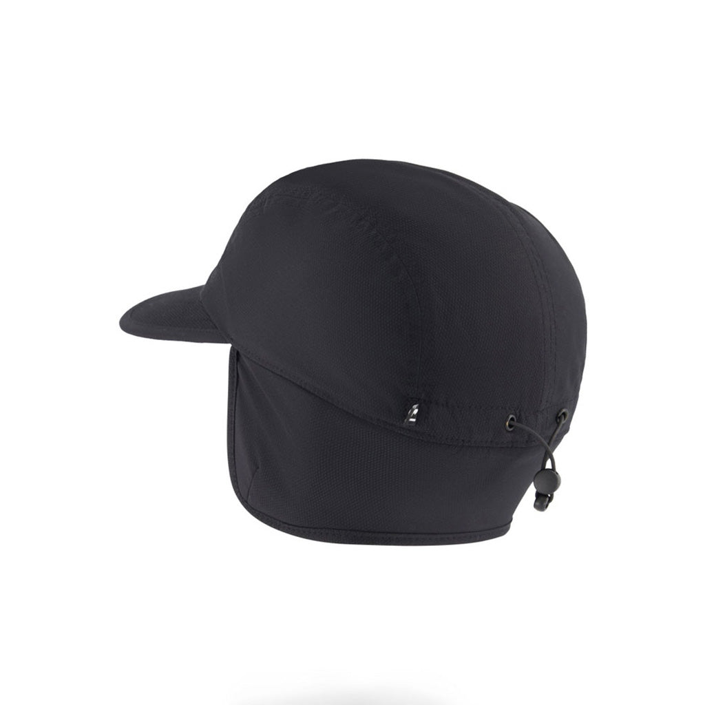 En Cap, Pack i farven sort set fra højre side