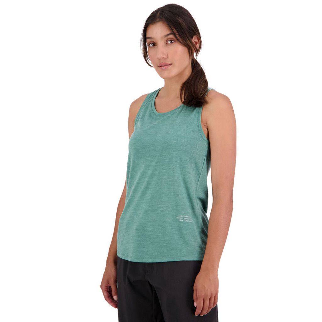 En Langærmet T-shirt, Zephyr Merino Cool Tank i farven Smokey grøn set fra en skrå vinkel