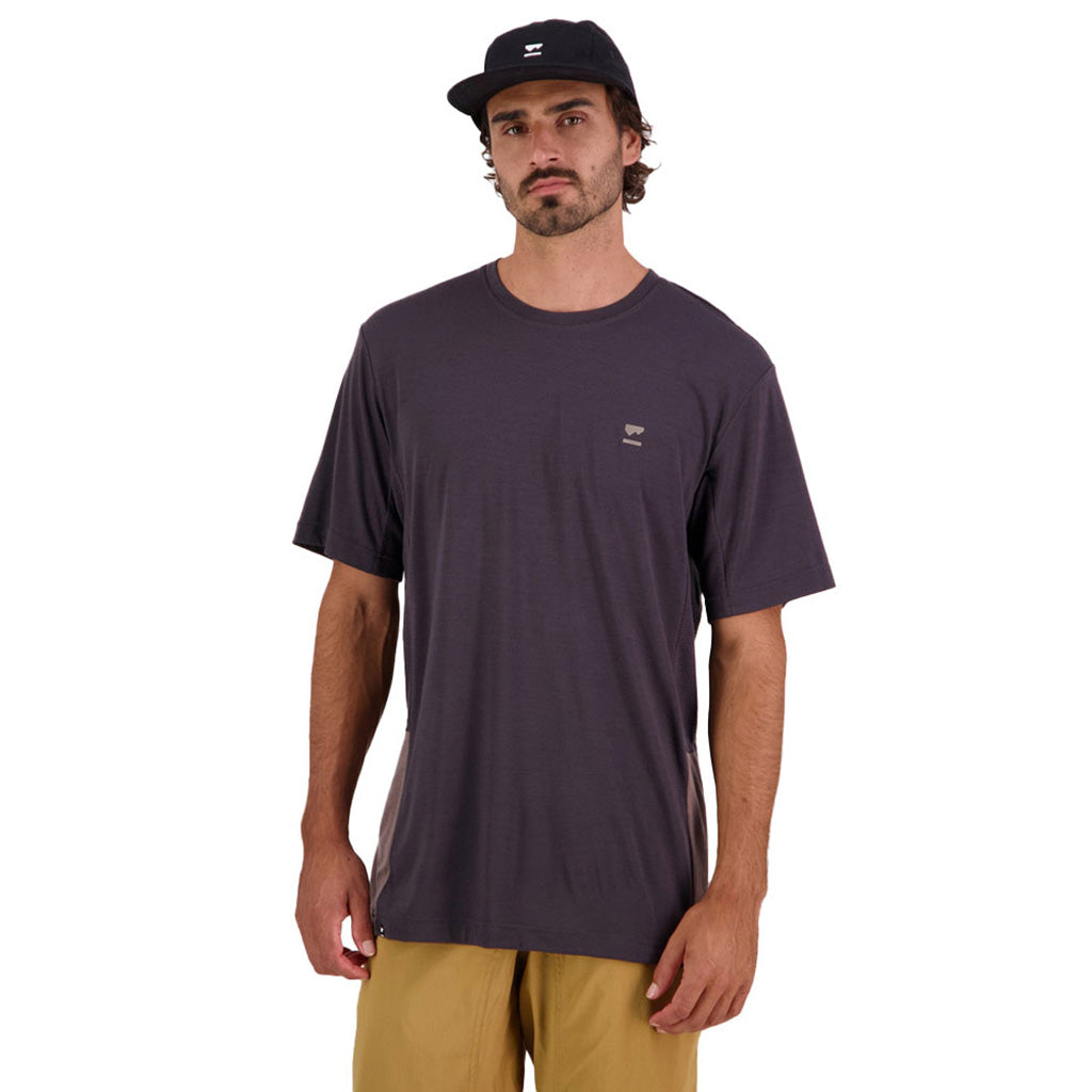 En T-Shirt, Tarn Merino Shift i farven Iron / Shale set forfra