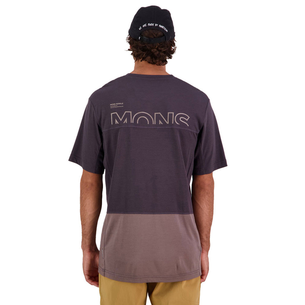 En T-Shirt, Tarn Merino Shift i farven Iron / Shale set bagfra