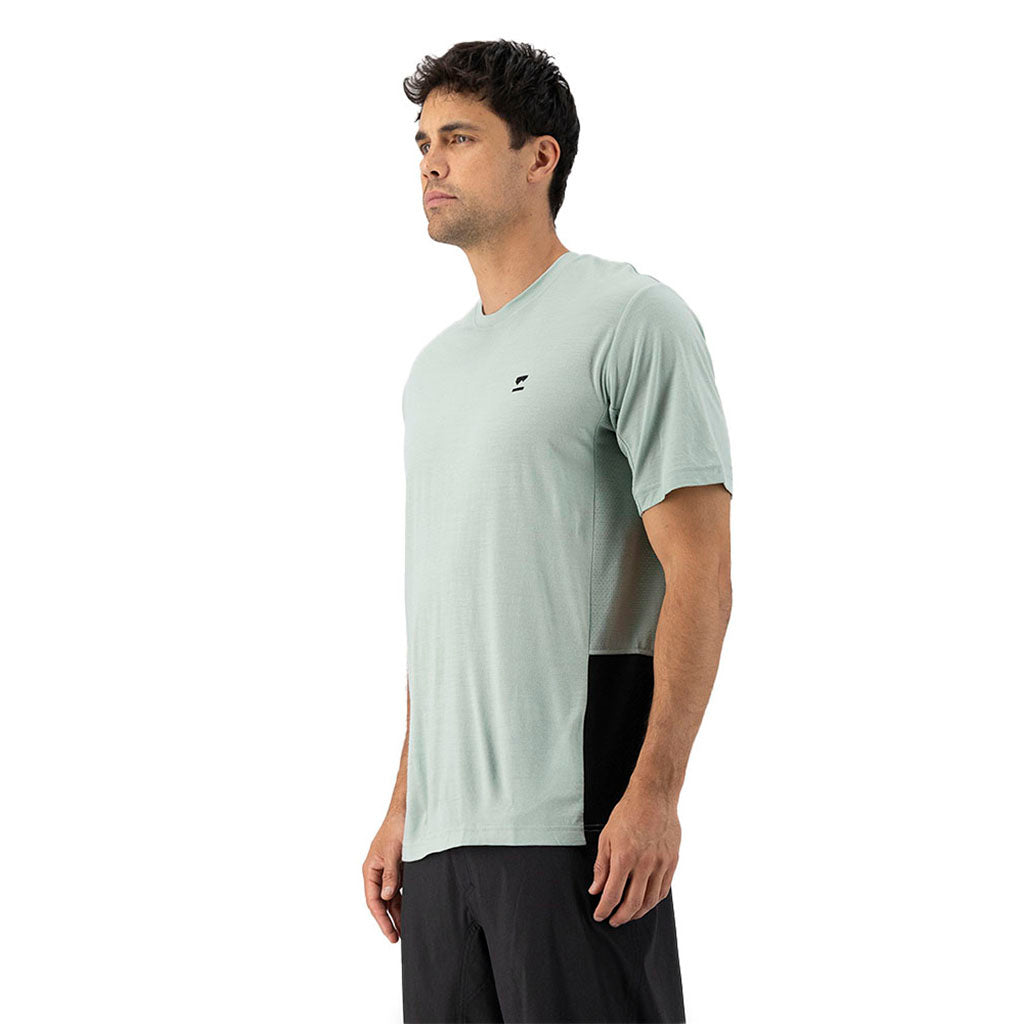 En T-Shirt, Tarn Merino Shift i farven Glacier / sort set fra en skrå vinkel