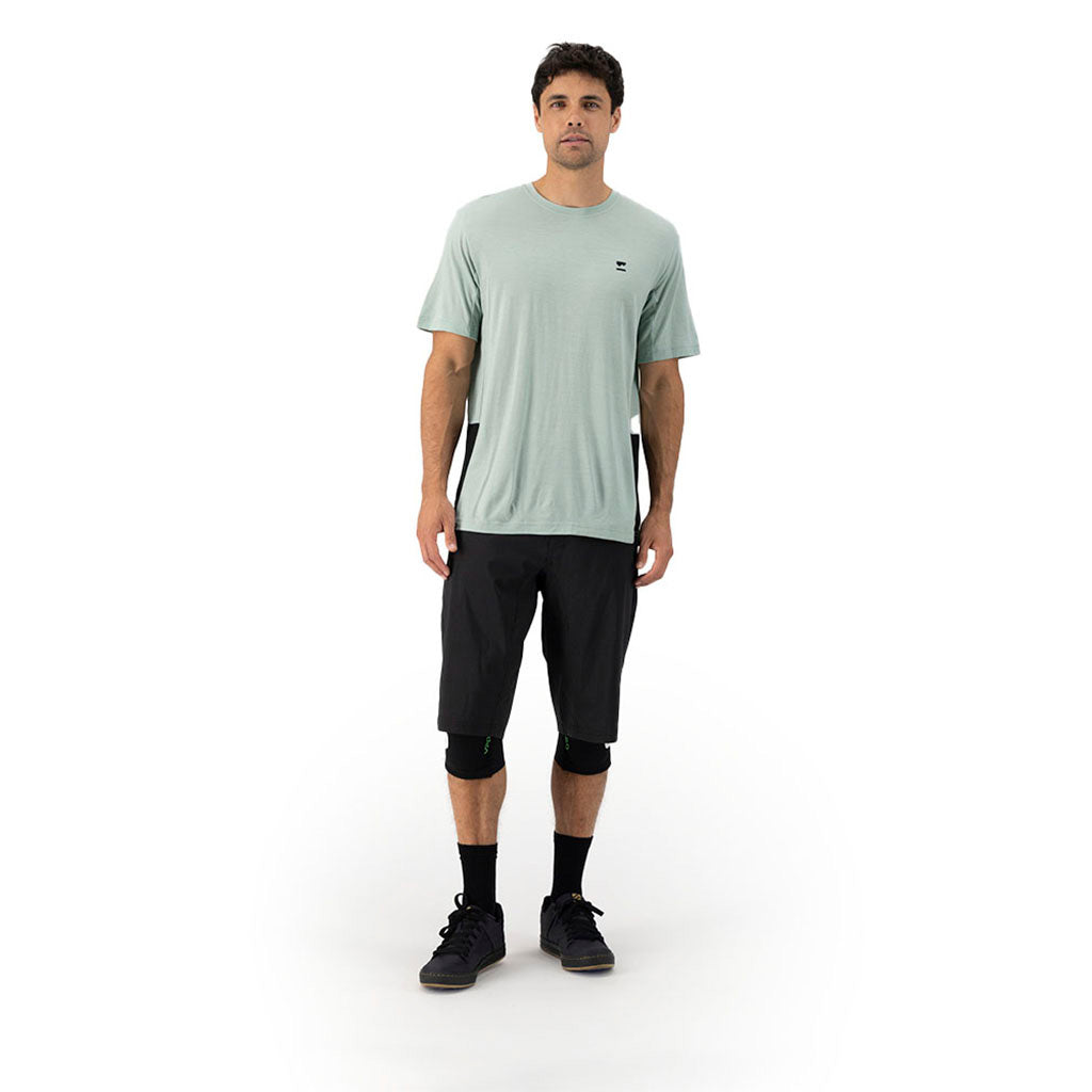 En T-Shirt, Tarn Merino Shift i farven Glacier / sort set forfra
