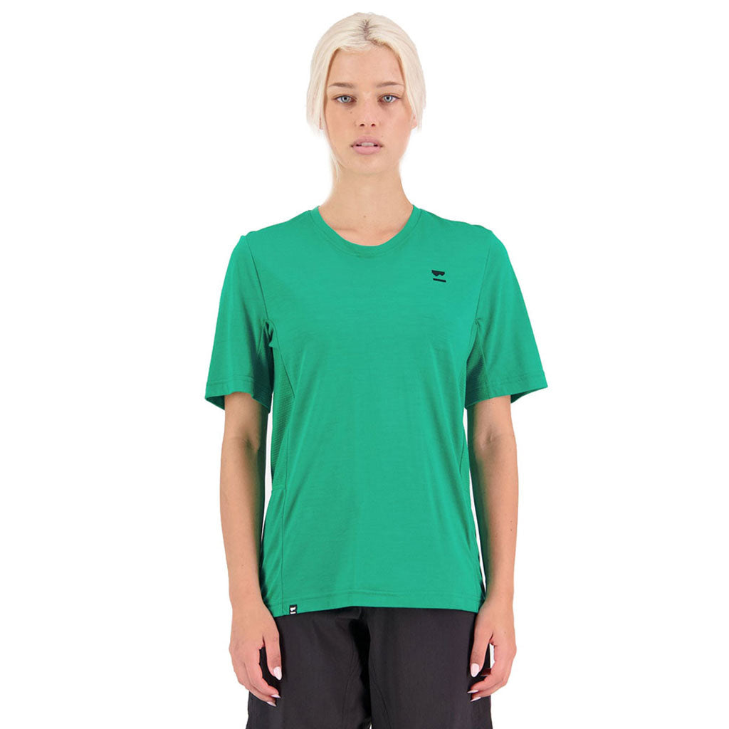En Langærmet T-shirt, Tarn Merino Shift Tee i farven Pop grøn set forfra