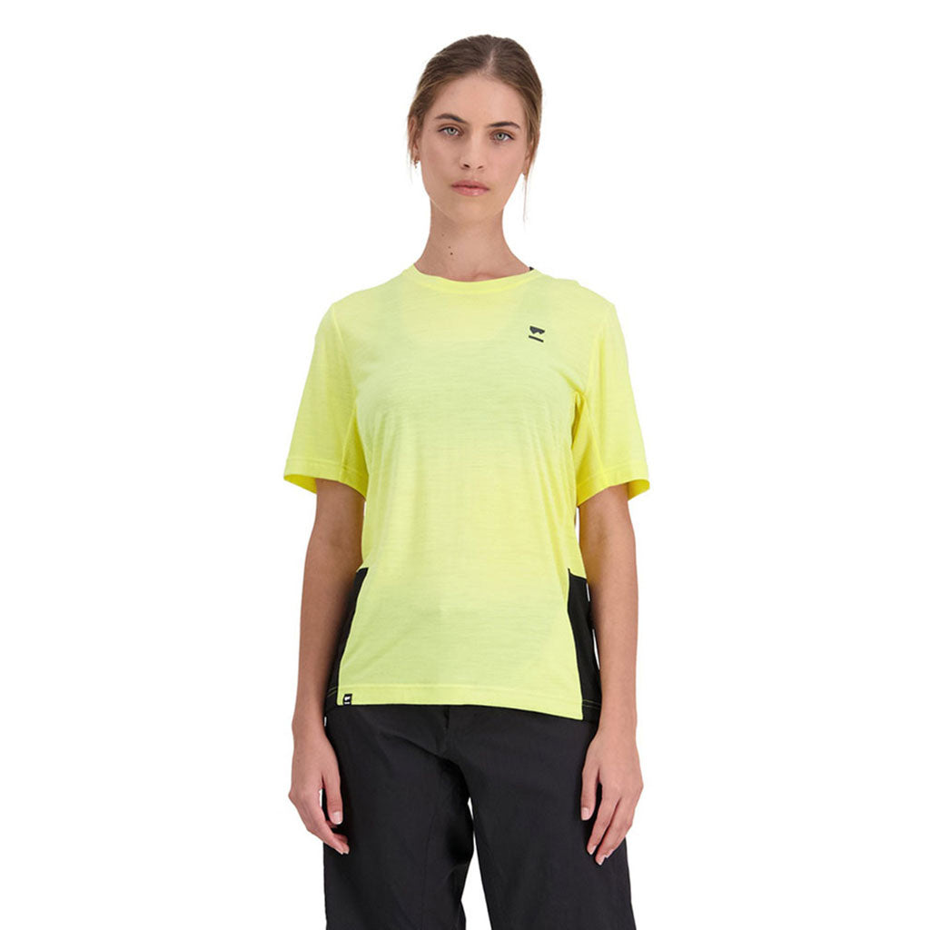 En T-Shirt, Tarn Merino Shift i farven sort / Limelight set forfra