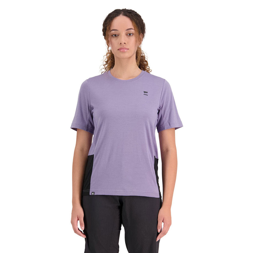 En T-Shirt, Tarn Merino Shift i farven Thistle / sort set forfra