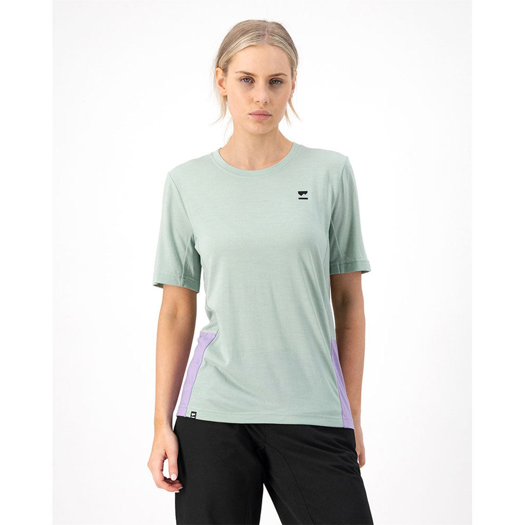 En T-Shirt, Tarn Merino Shift i farven Glacier / Lupin set forfra