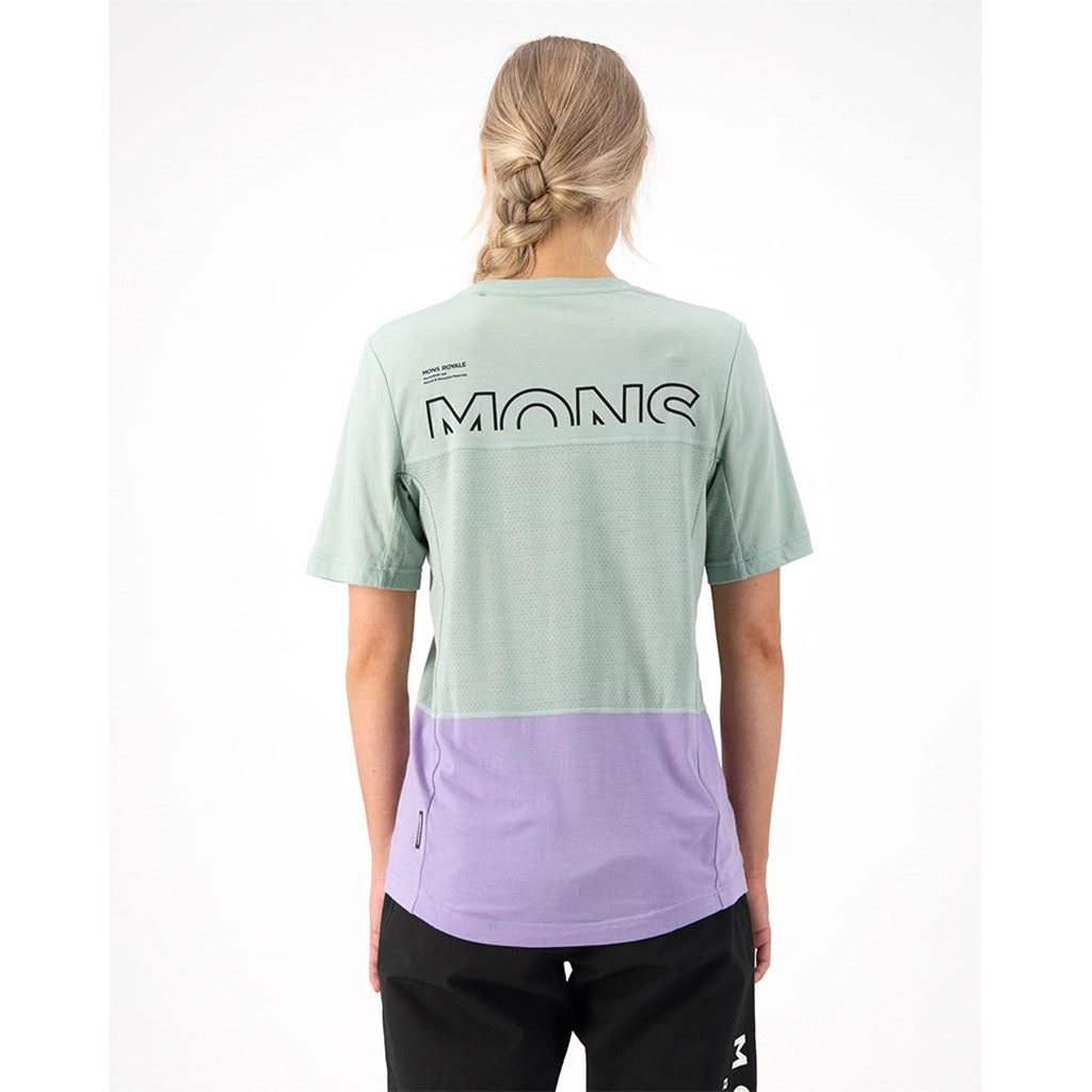 En T-Shirt, Tarn Merino Shift i farven Glacier / Lupin set bagfra