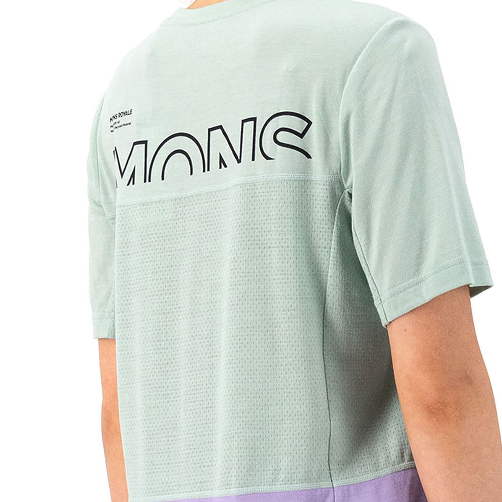 En T-Shirt, Tarn Merino Shift i farven Glacier / Lupin set bagfra