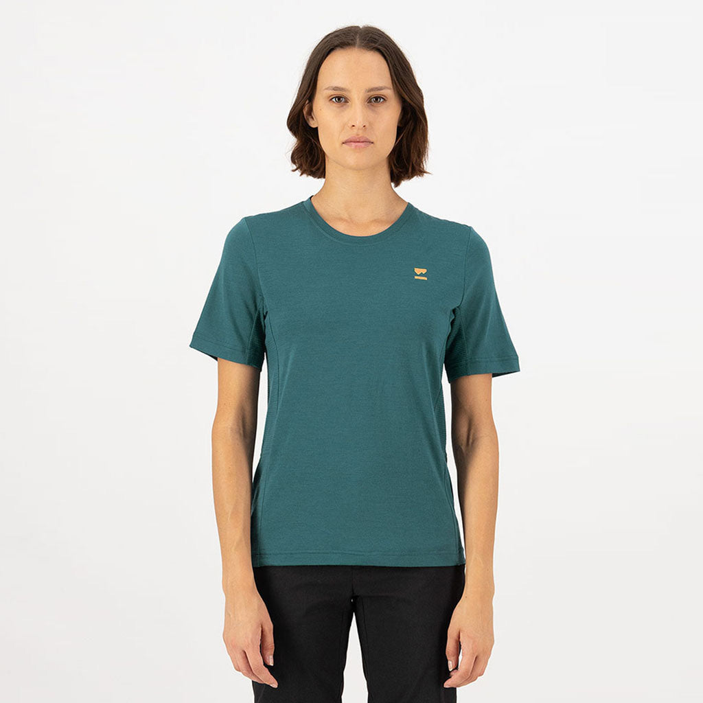 En T-Shirt, Tarn Merino i farven Abyss set forfra på model