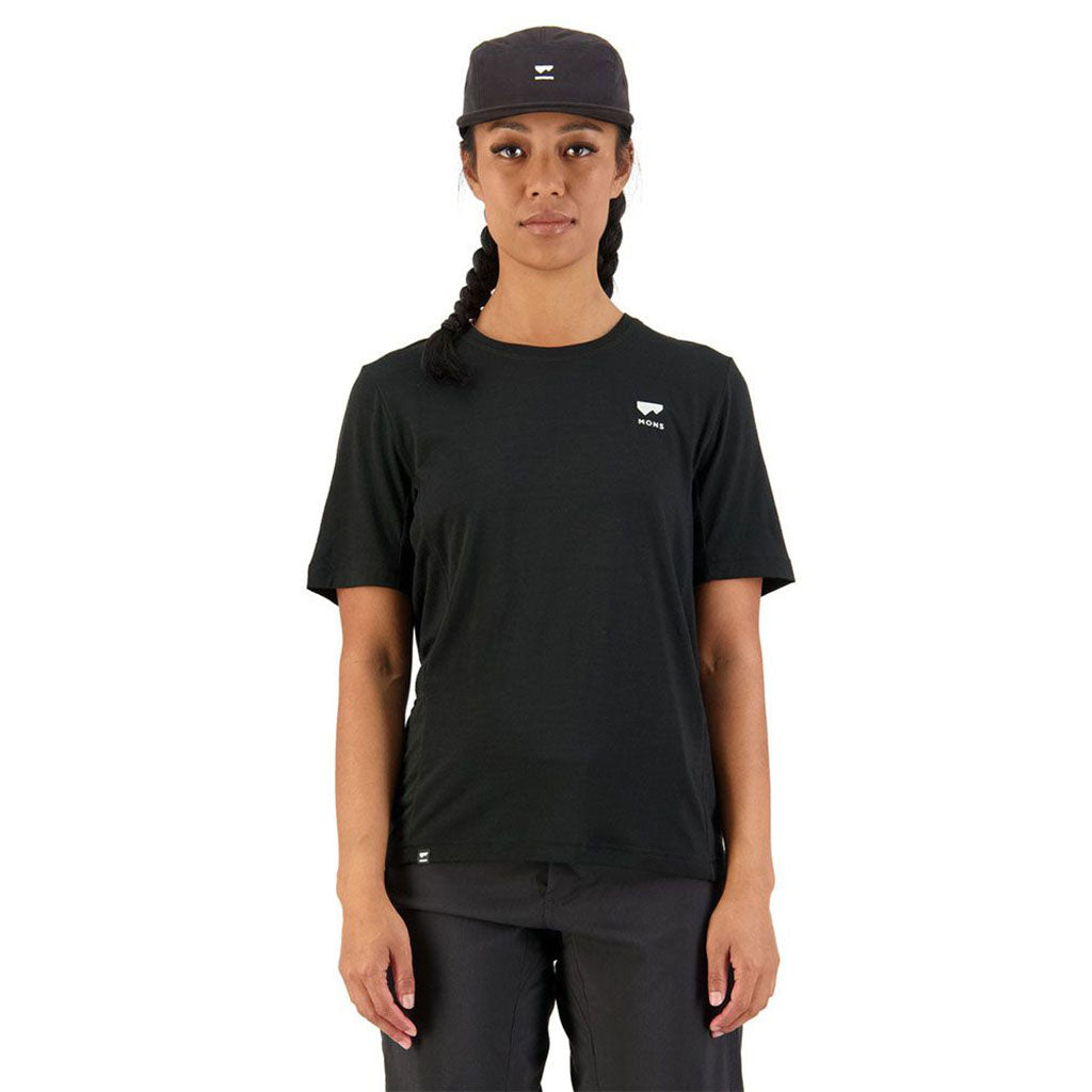 En T-Shirt, Tarn Merino Shift i farven sort set forfra på model