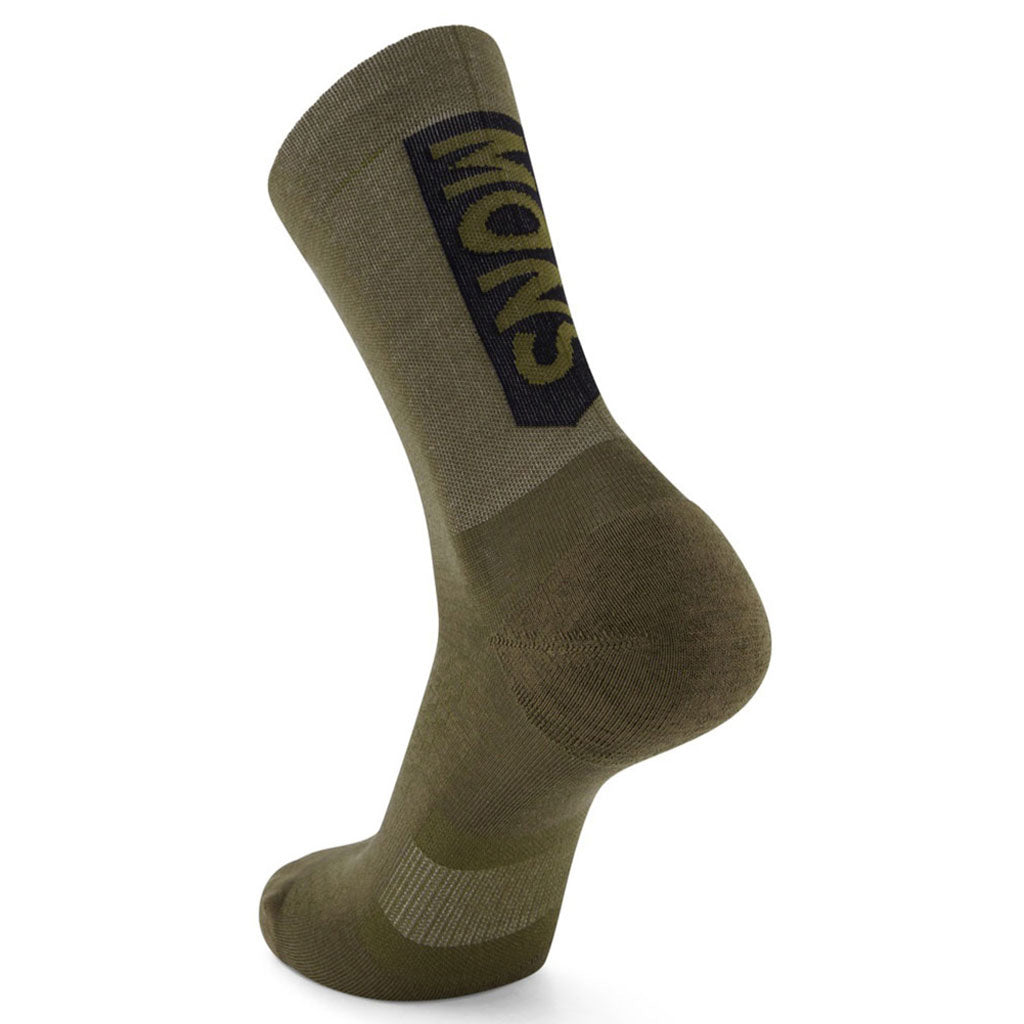 Atlas Merino Crew Skisokker i farven Dark Olive set fra en skrå vinkel