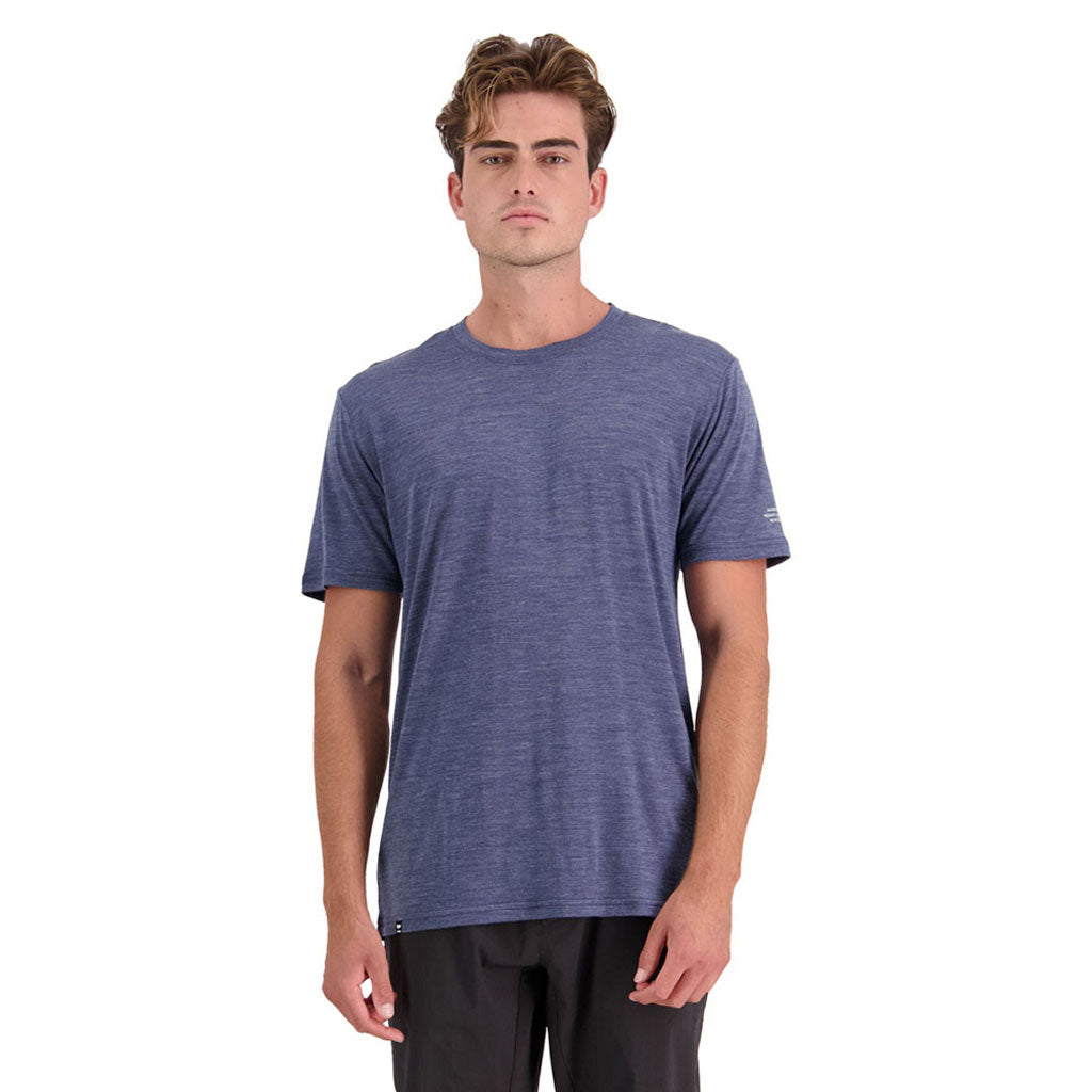 En T-Shirt, Zephyr Merino Cool i farven Midnight set forfra på model