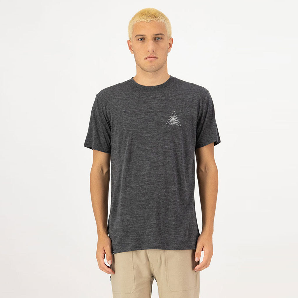 En T-Shirt, Zephyr Merino Tencel™ i farven Smoke set forfra på model
