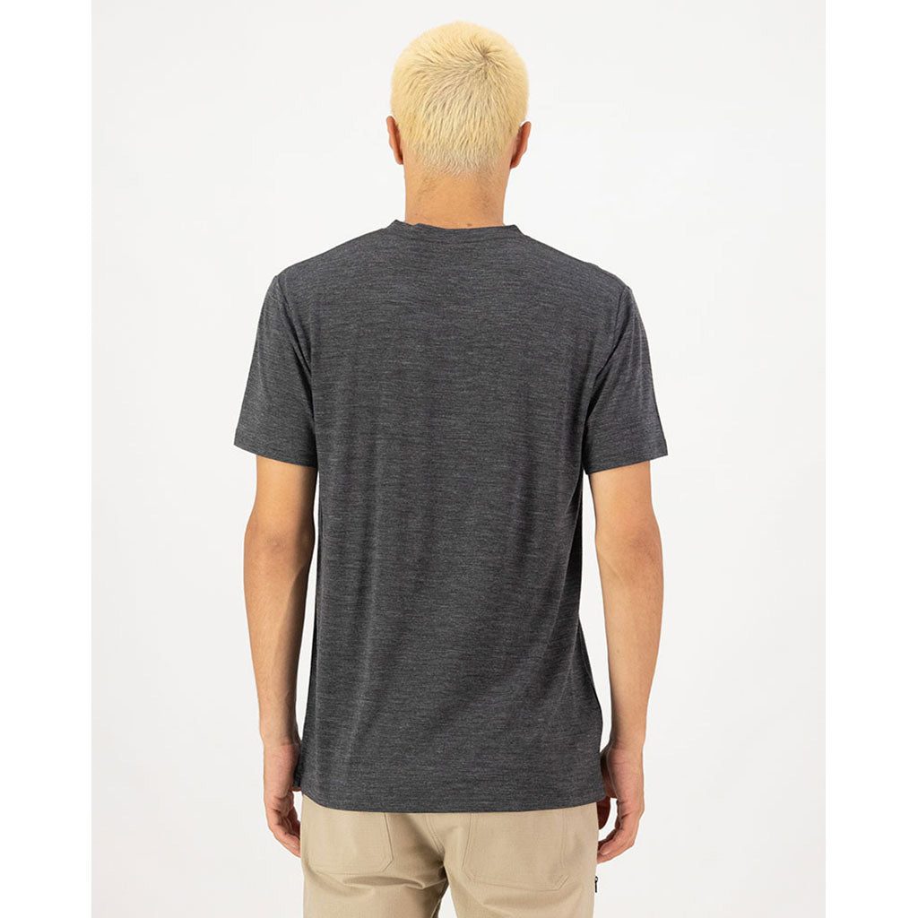 En T-Shirt, Zephyr Merino Tencel™ i farven Smoke set bagfra på model