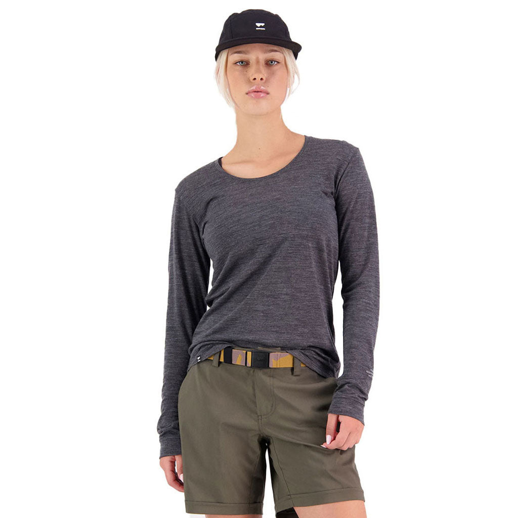 En Langærmet T-shirt, Zephyr Merino Cool LS i farven Smoke set forfra på afstand