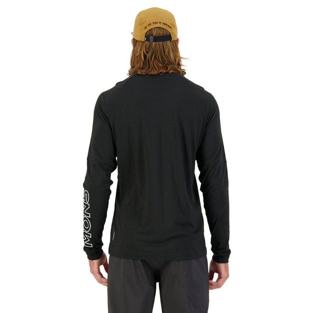 En T-Shirt, Tarn Merino Shift Wind Jersey i farven sort set bagfra