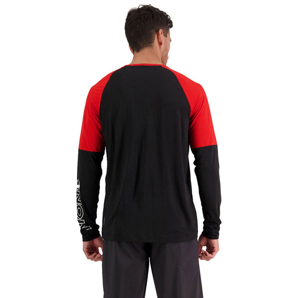En T-Shirt, Tarn Merino Shift Wind Jersey i farven Retro rød / sort set bagfra
