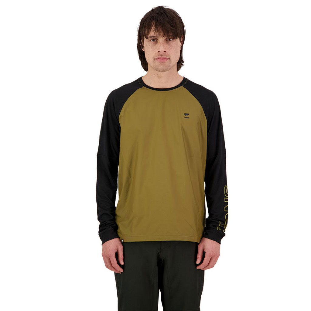 En T-Shirt, Tarn Merino Shift Wind Jersey i farven Lichen / sort set forfra