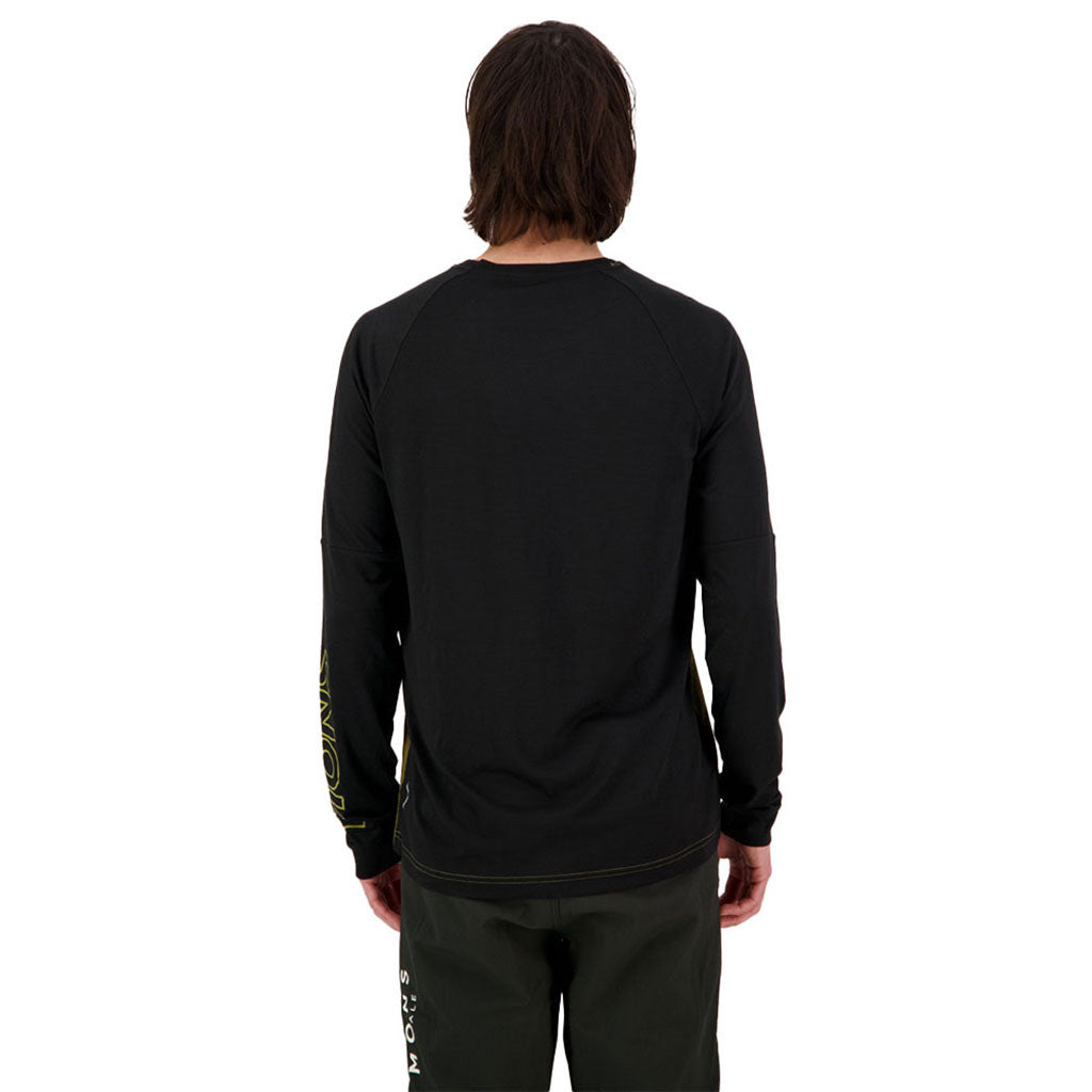 En T-Shirt, Tarn Merino Shift Wind Jersey i farven Lichen / sort set bagfra