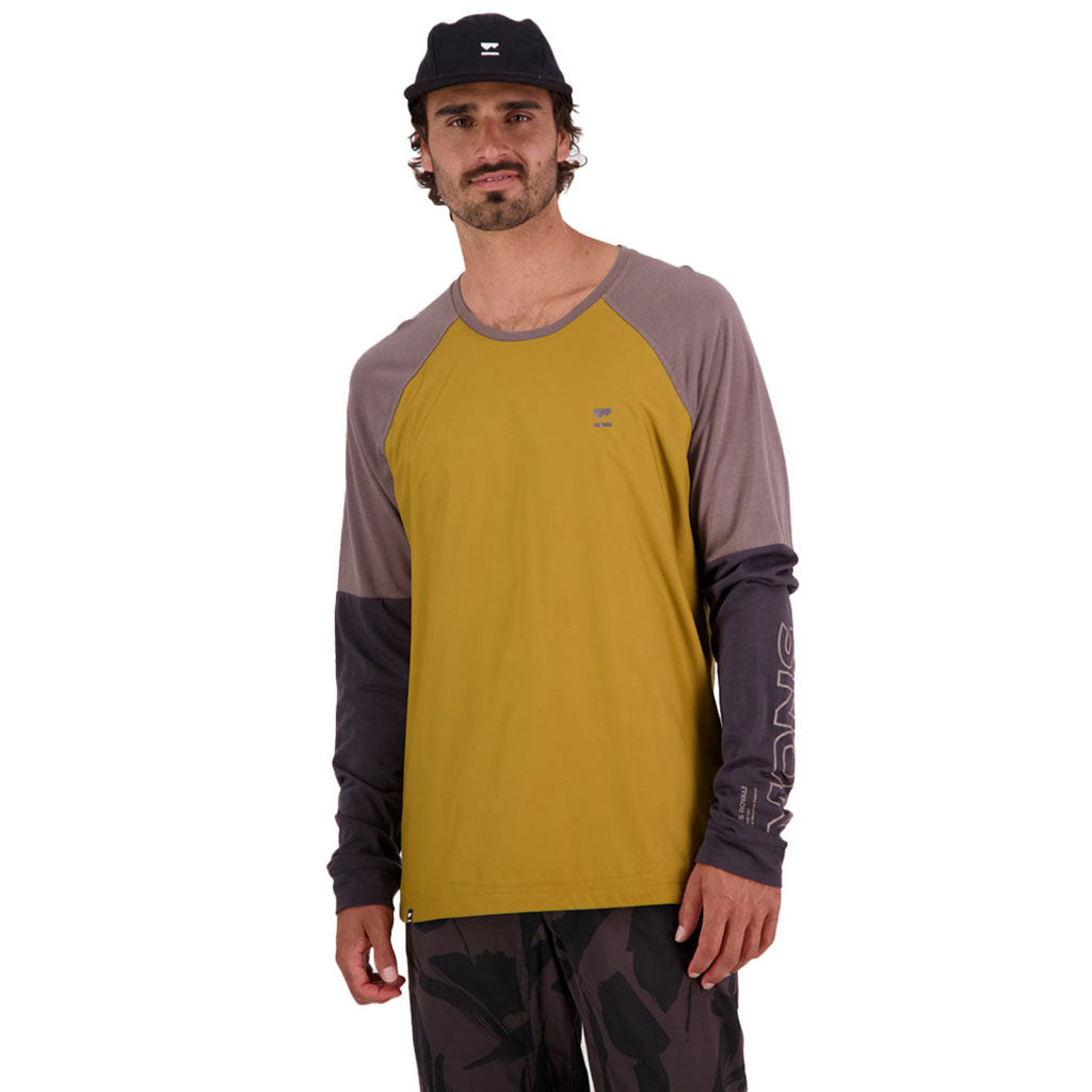 En Langærmet T-shirt, Tarn Merino Shift Wind Jersey i farven Cumin Dust set forfra