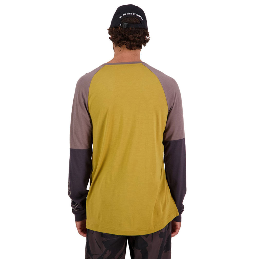 En Langærmet T-shirt, Tarn Merino Shift Wind Jersey i farven Cumin Dust set bagfra