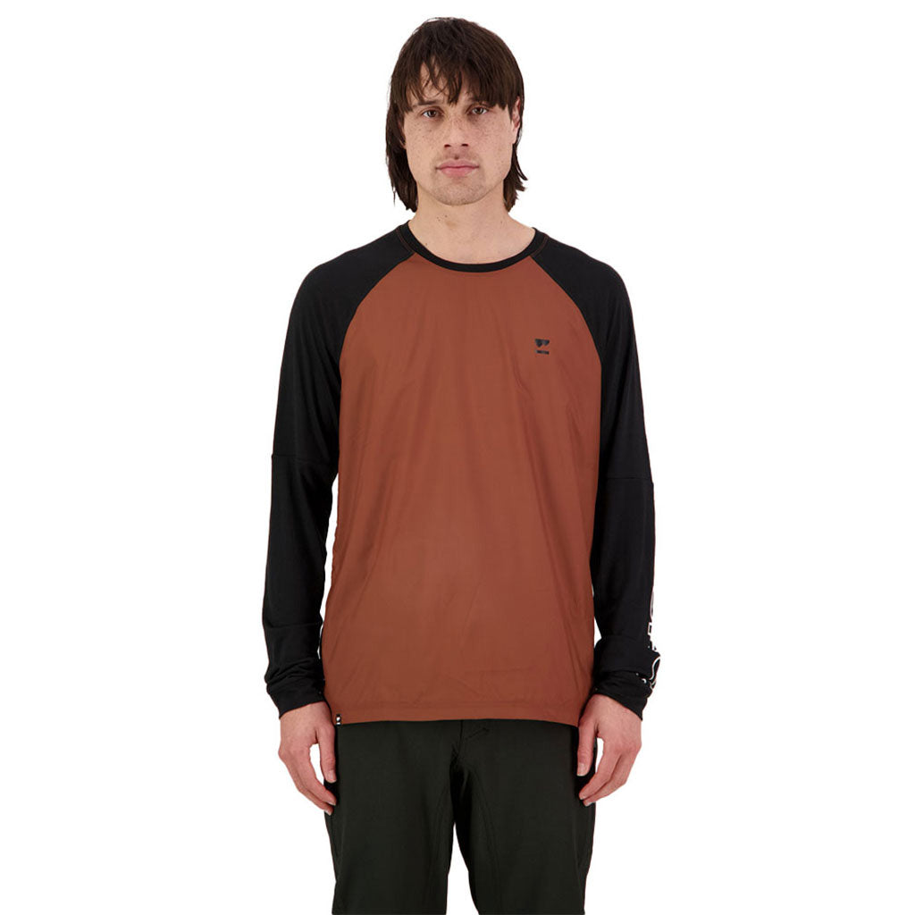 En T-Shirt, Tarn Merino Shift Wind Jersey i farven Dark Copper/sort set forfra