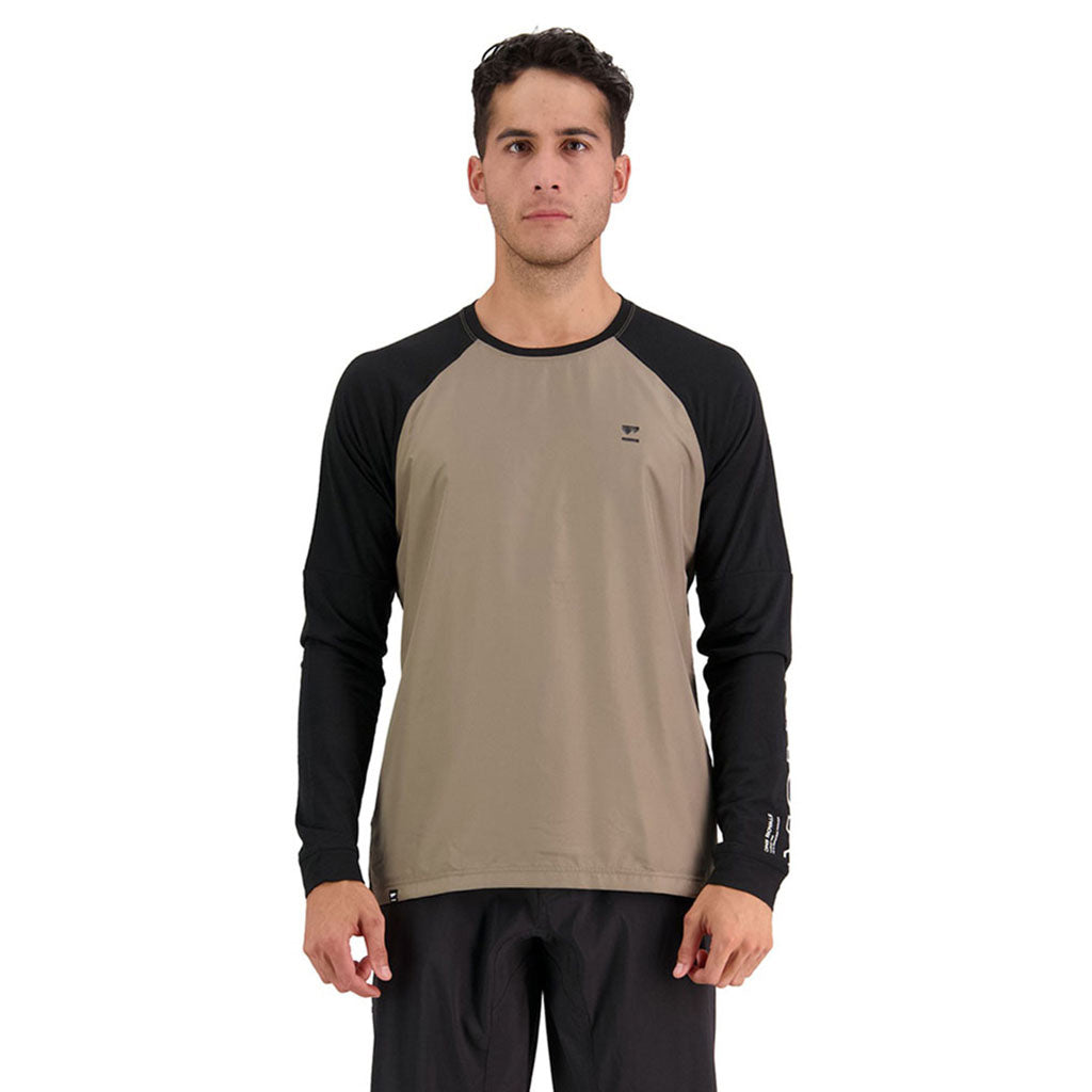 En T-Shirt, Tarn Merino Shift Wind Jersey i farven Walnut / sort set forfra