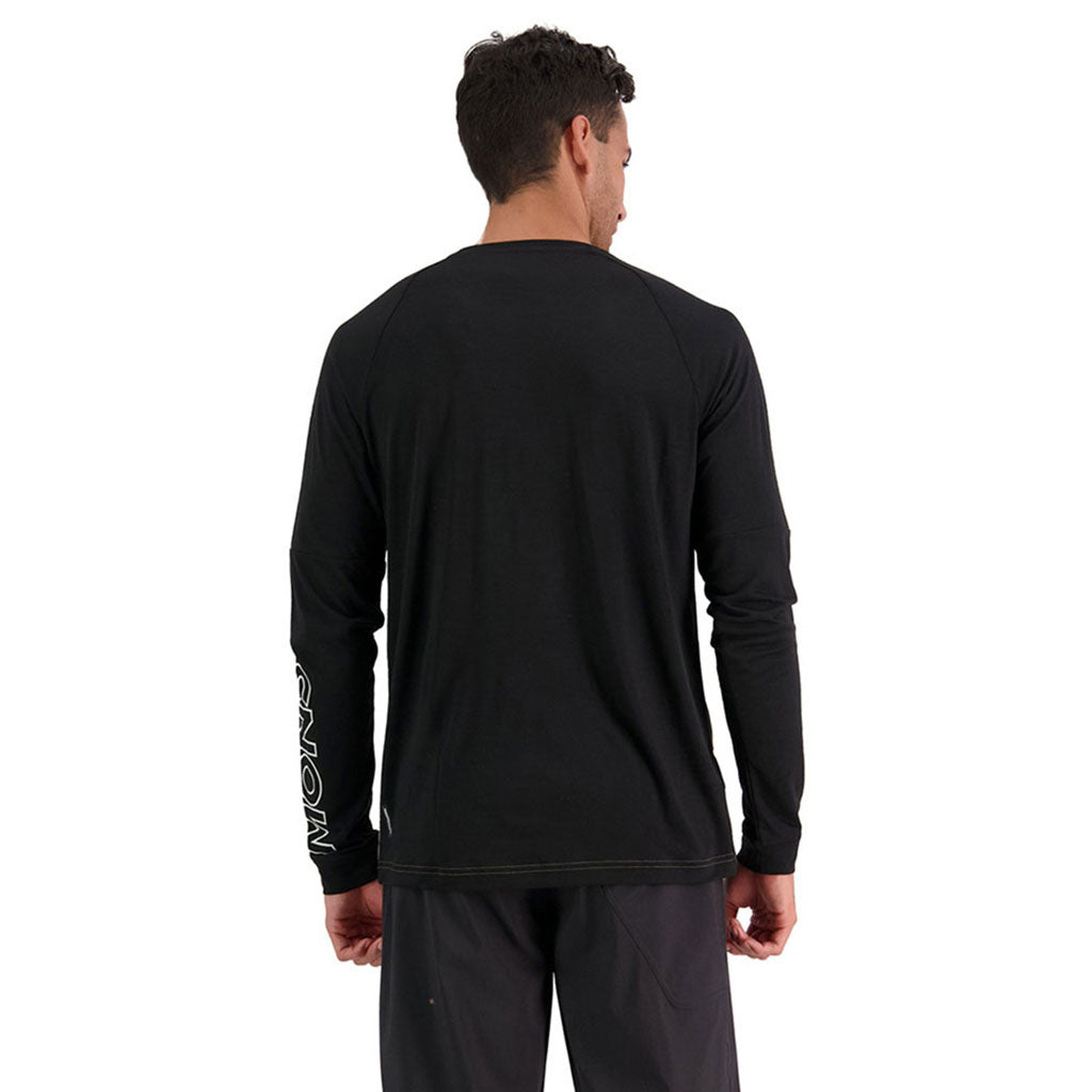 En T-Shirt, Tarn Merino Shift Wind Jersey i farven Walnut / sort set bagfra