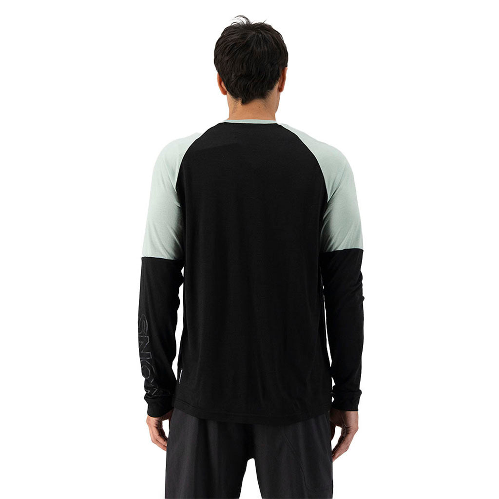Tarn Merino Shift Wind Jersey Midlayer i farven Glacier / sort set bagfra