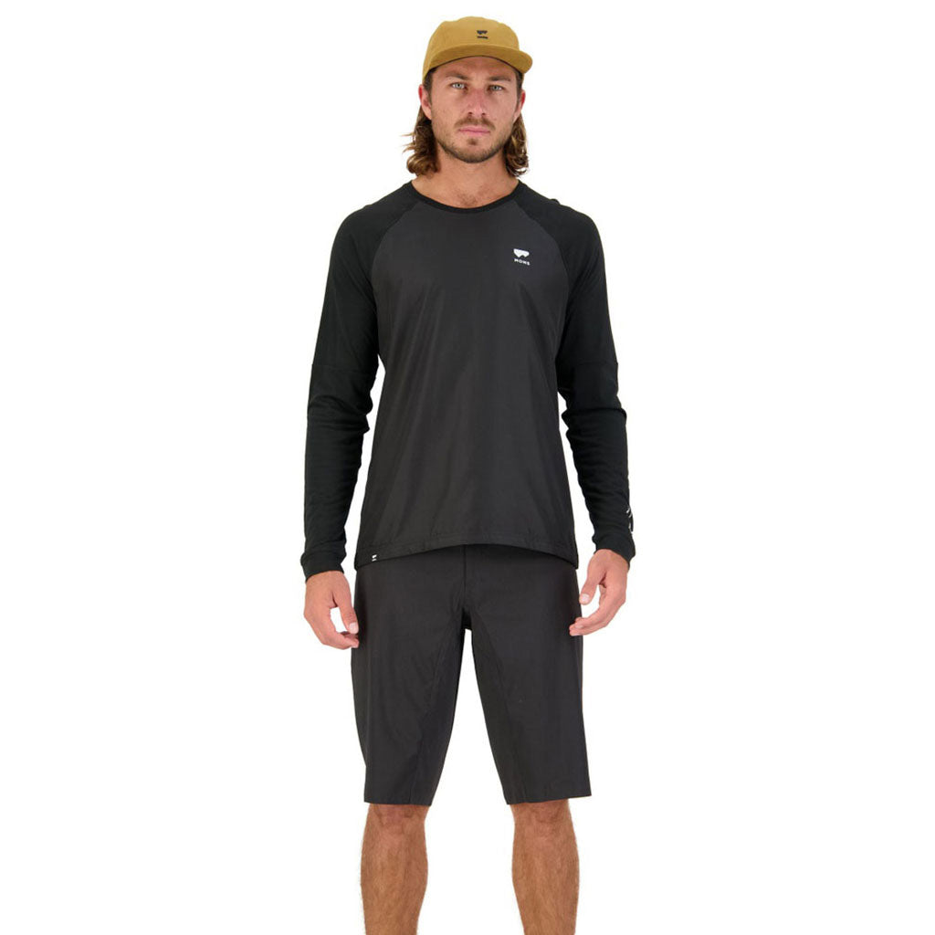 Skiundertøj, Tarn Merino Shift Wind Jersey i farven sort set forfra på model