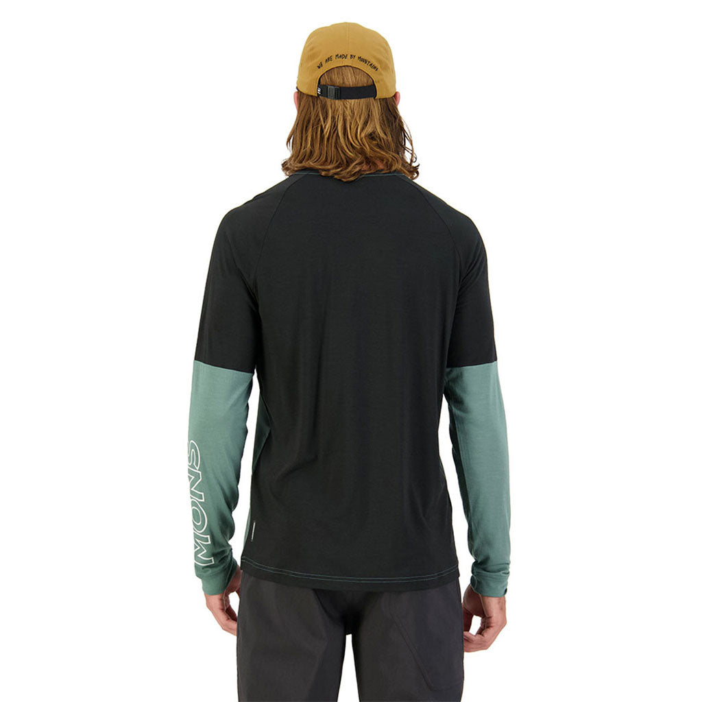 En T-Shirt, Tarn Merino Shift Wind Jersey i farven Burnt Sage / sort set bagfra