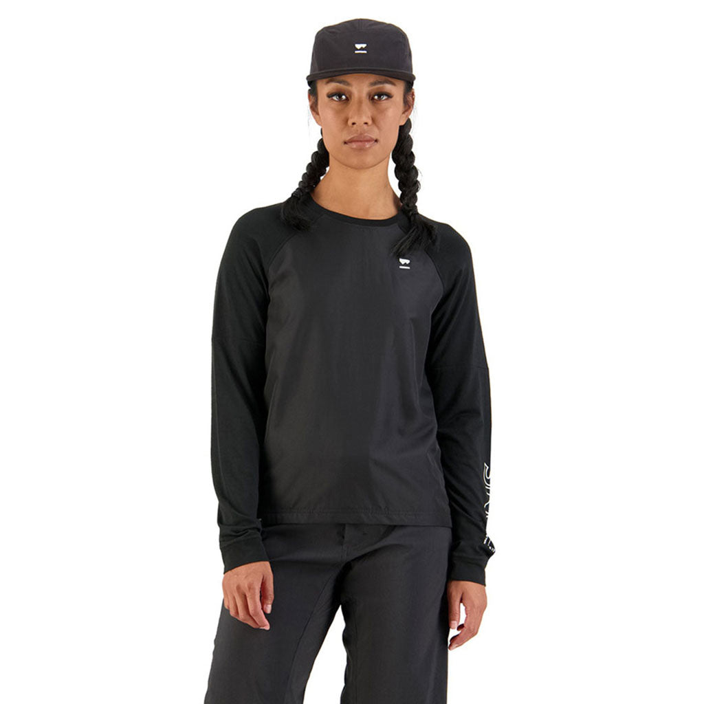 En T-Shirt, Tarn Merino Shift Wind Jersey i farven sort set forfra